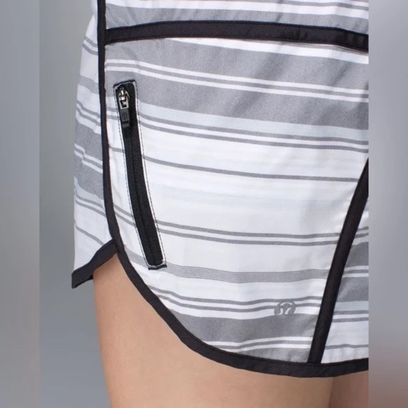 Lululemon Tracker Short *2-way Stretch Mini Groovy Stripe Dune Horizontal Black - Picture 7 of 7